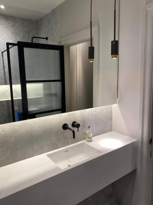 Luxury Georgian Apartment - 5 Minute Walk To Spa Бат Екстериор снимка