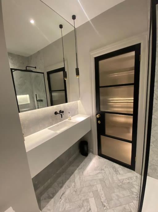 Luxury Georgian Apartment - 5 Minute Walk To Spa Бат Екстериор снимка