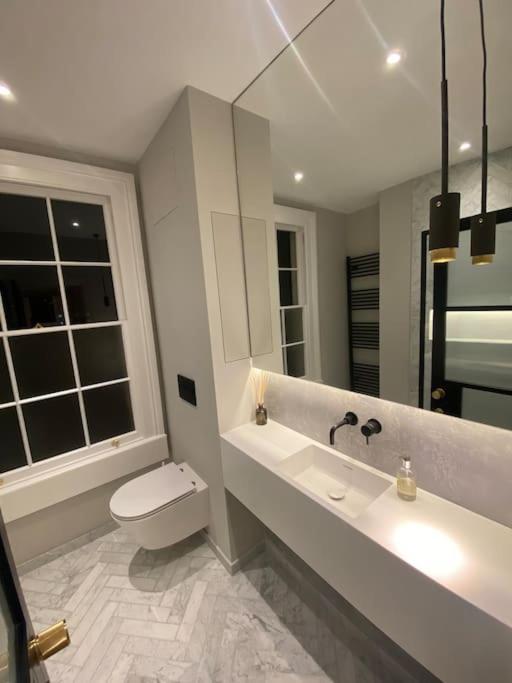 Luxury Georgian Apartment - 5 Minute Walk To Spa Бат Екстериор снимка